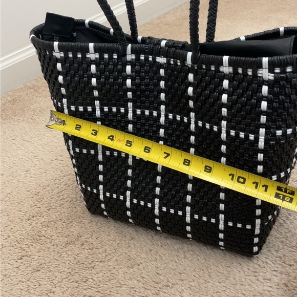 Elegant Black and White Woven Tote Bag - Picture 5 of 6
